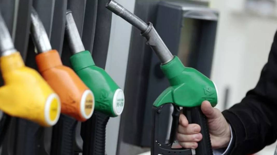 Araç sahipleri dikkat! Bu gece yarısı akaryakıt fiyatlarına indirim geliyor: 25 Temmuz 2022 güncel akaryakıt fiyatları 8